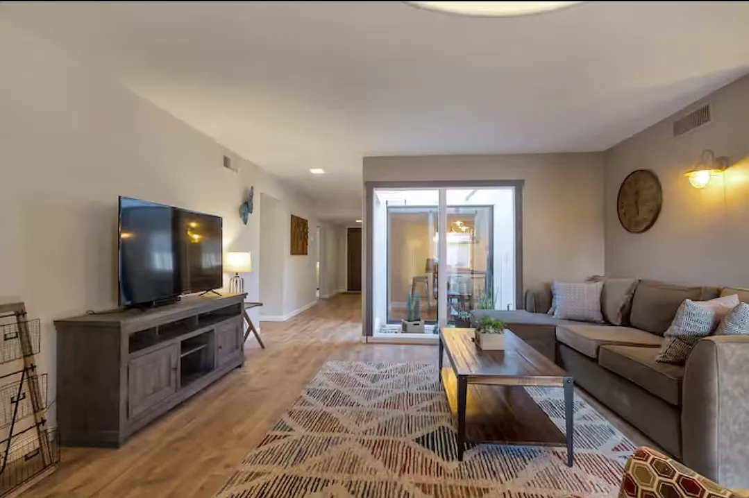 3 bed, 2155 sqft, $3,999 — Photo 4