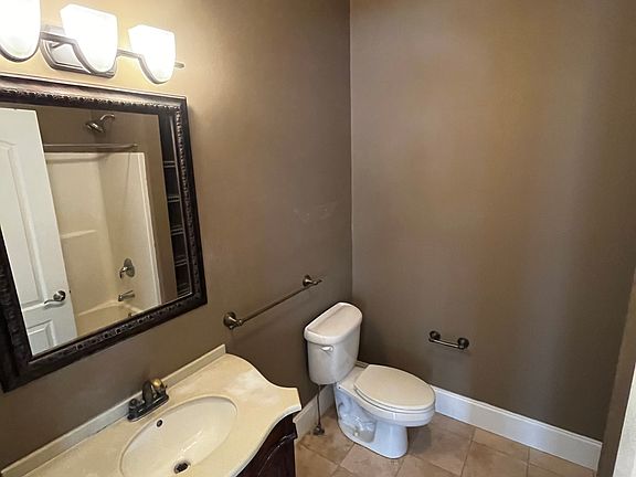 Full bathroom (inside Master Bedroom)