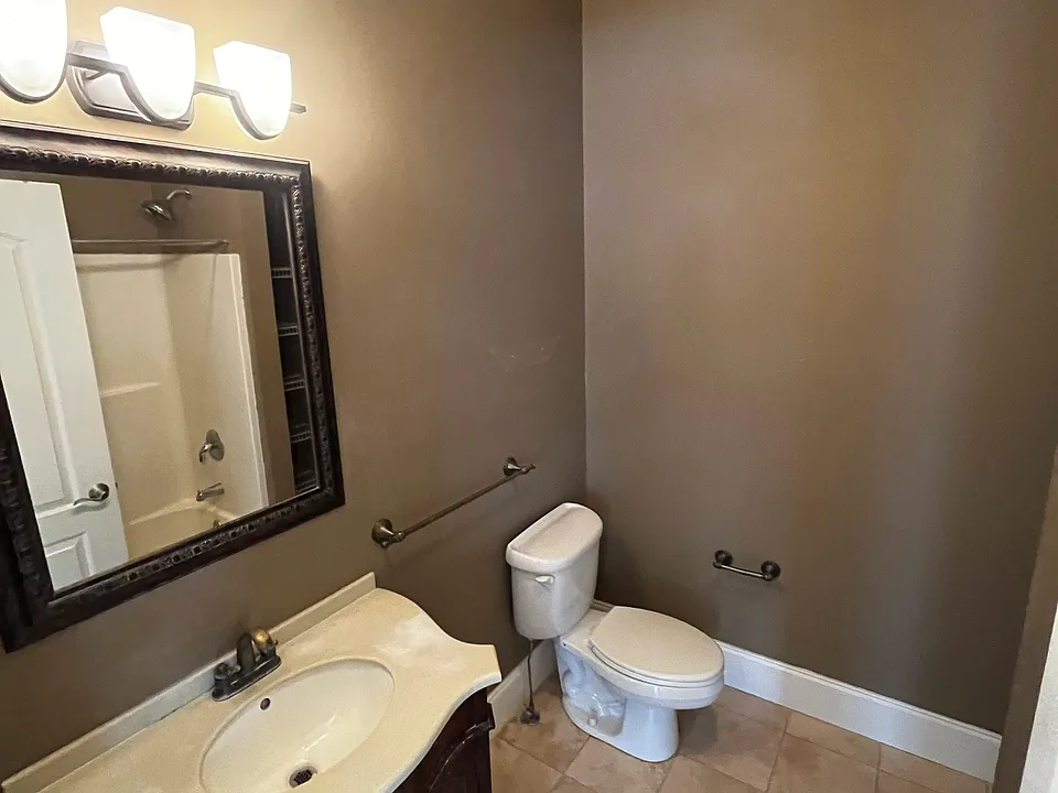 Full bathroom (inside Master Bedroom)