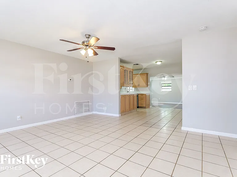 1389 Meadowbrook Dr — Photo 2