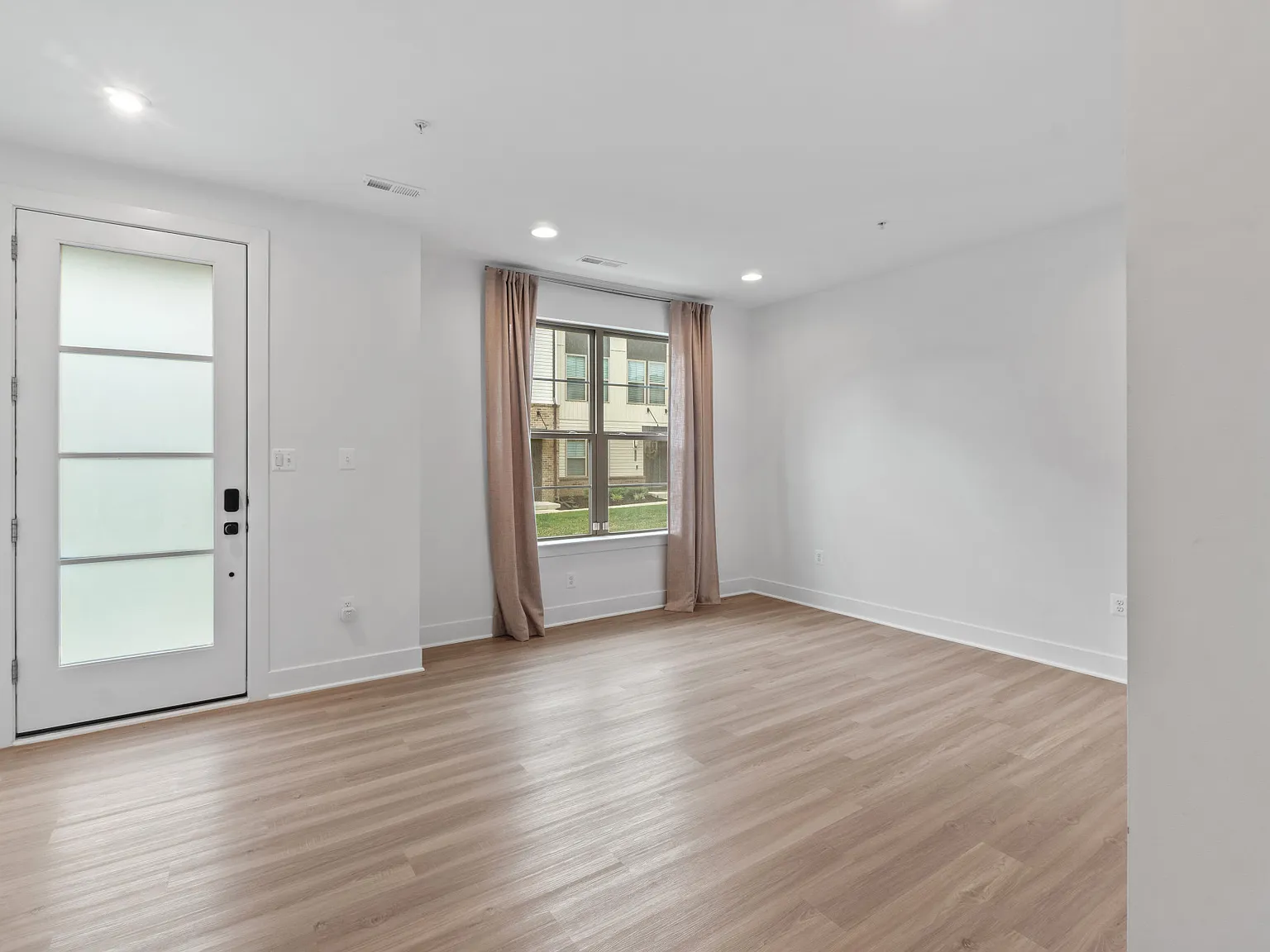 3 bed, 2.5 bath, 2094 sqft, $3,600 — Photo 4