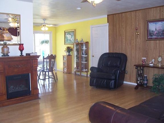 3rd image of 1527 Rosewood Pl