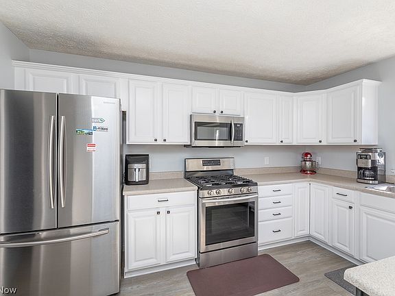 4th image of 989 Woodfield Ln