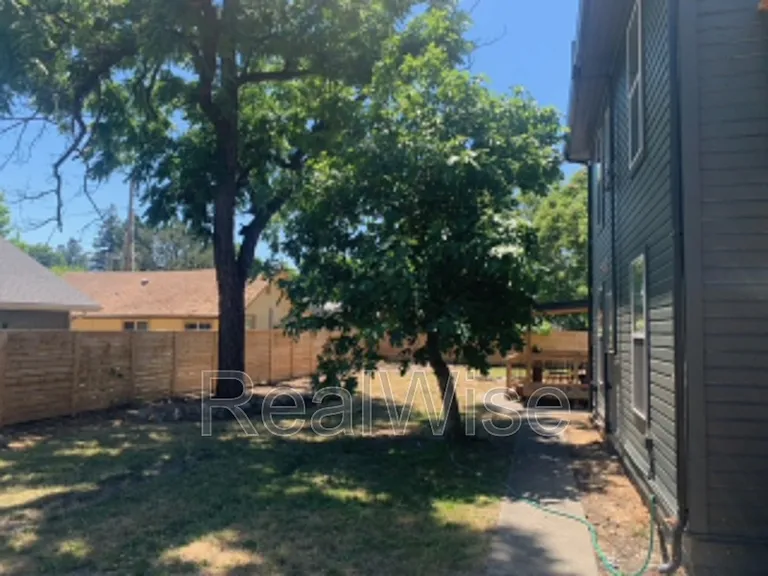 509 NW C St #5 — Photo 21