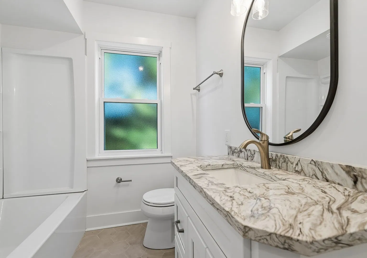 Newly renovated 3 bedroom beauty in Upper St. Clair! Available NOW! — Photo 2