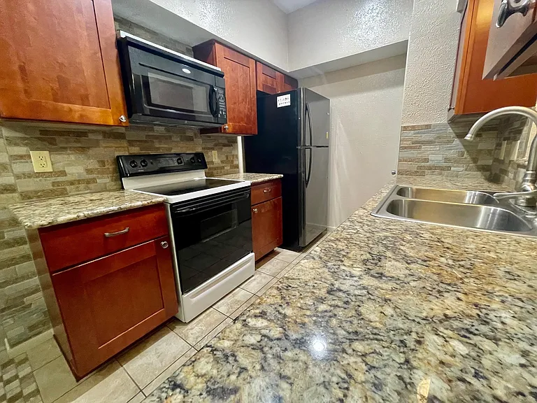 421 W San Antonio St #J1 — Photo 3