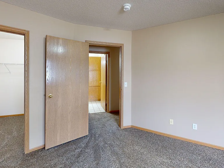 Dakota Park Apartments — Photo 10