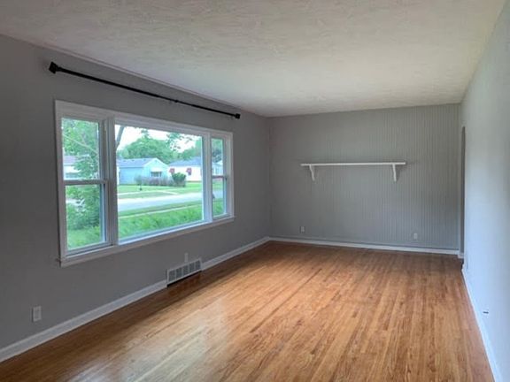 4th image of 2121 Van Wie Ave