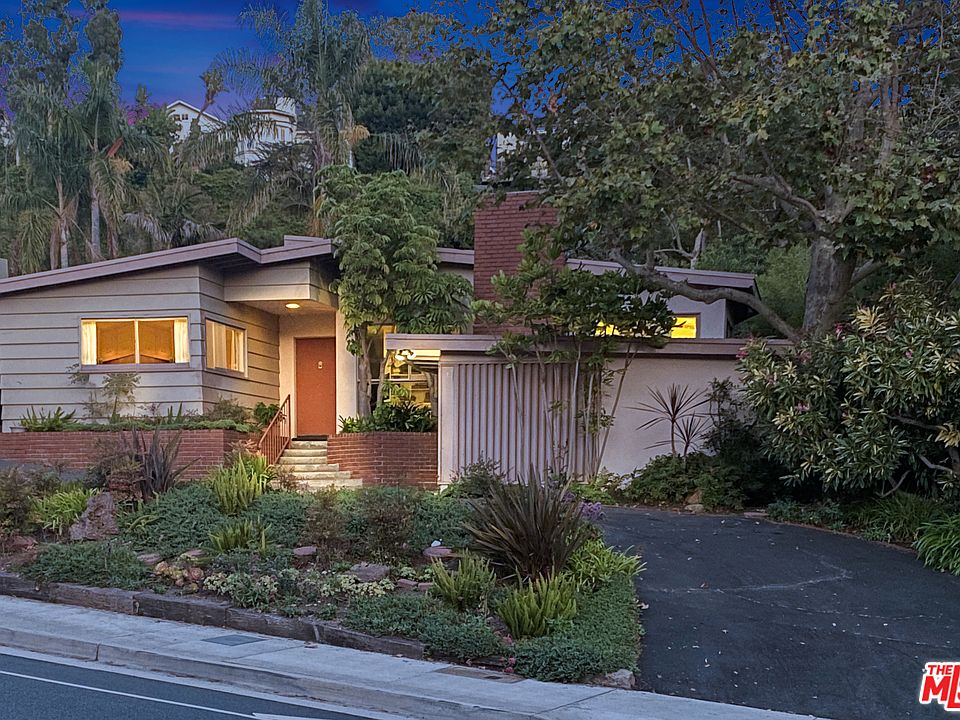 1st image of 588 Entrada Dr
