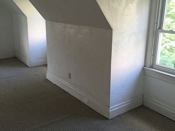 Attic(3 windows) pretty bright