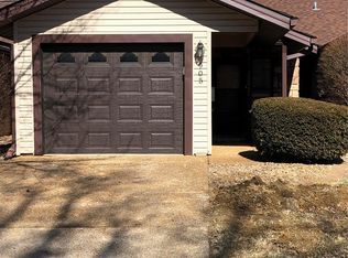 905 Westwood Rd, Maryville, IL