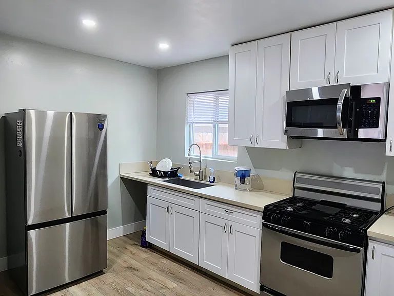 419 E 20th St #1 — Photo 5