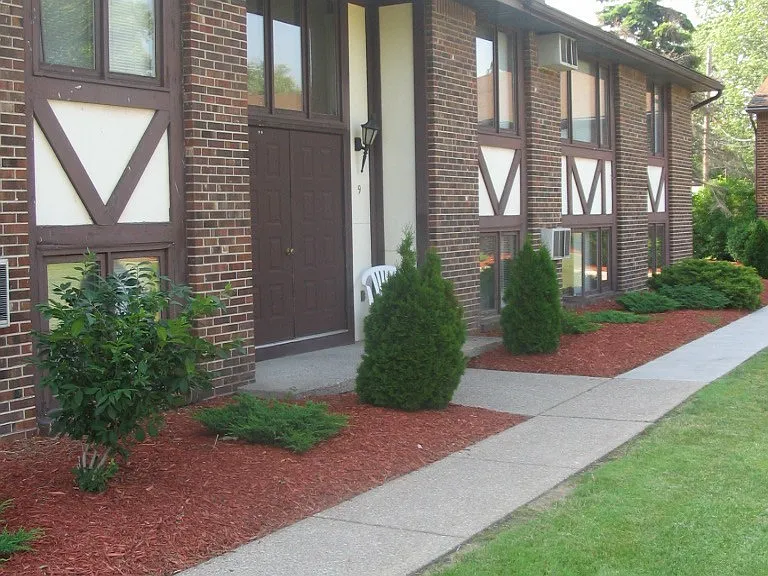 Tudor Lane Apartments — Photo 3