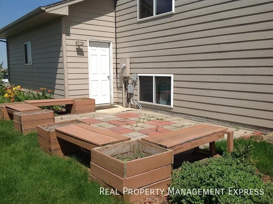*6 Month Lease* Beautiful 4 Bedroom 2 Bathroom Single Family Home w/ Double Stall Garage in SW Si... — Photo 2