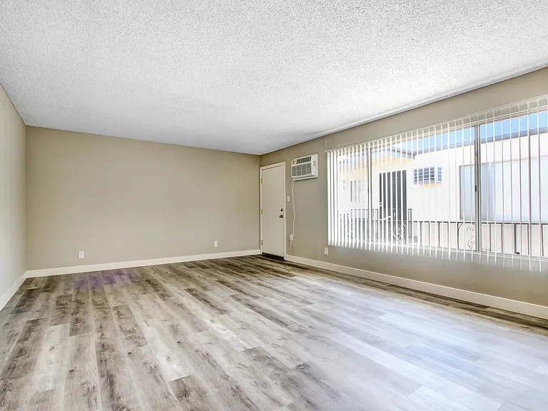 6219 Reseda Blvd — Photo 12