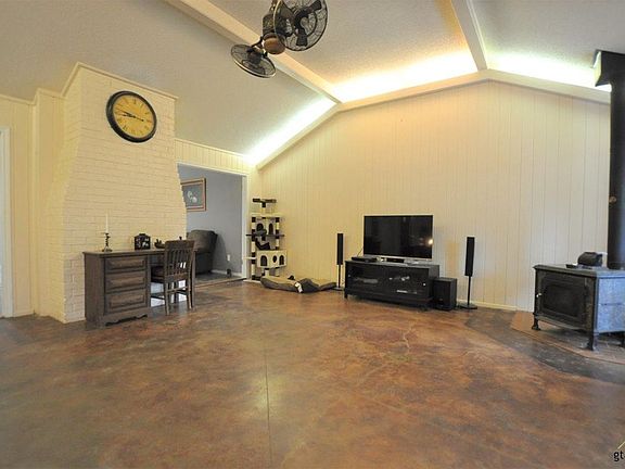 4th image of 315 Royal Cir