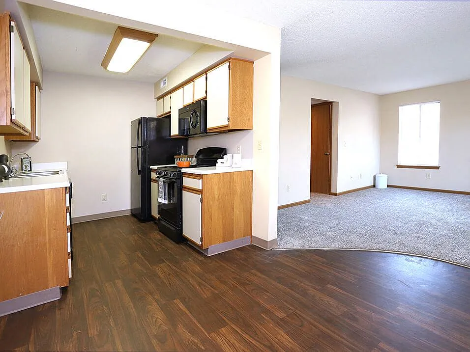 Cross Creek Apartments and Townhomes — Photo 2
