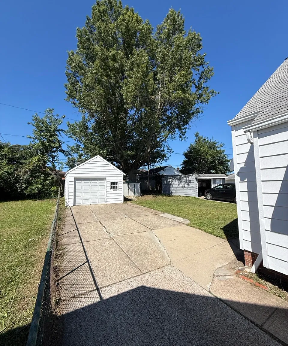 3 bed, 950 sqft, $1,650 — Photo 3