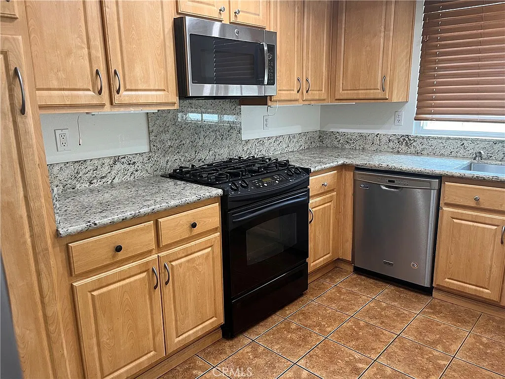 4 bed, 1812 sqft, $3,900 — Photo 3