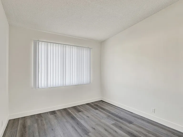Serrano Apartments — Photo 25
