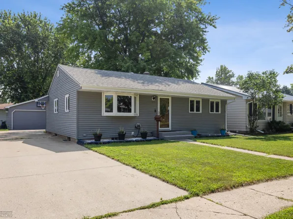 1228 15th St N, Moorhead, MN 56560