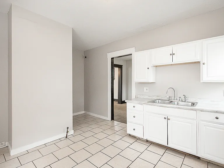 12917 Thornhurst Ave — Photo 2