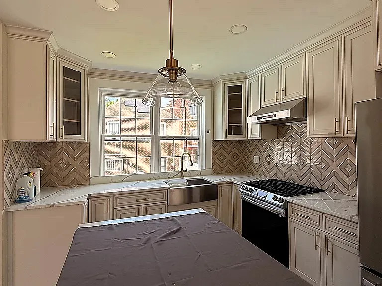 3309 Lurting Ave — Photo 2