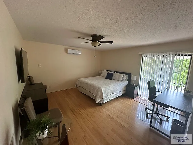 215 Zapata Ave — Photo 7
