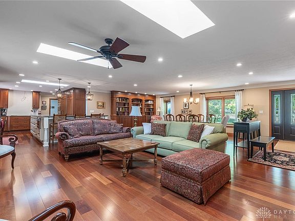 5th image of 701 Yellowcreek Dr