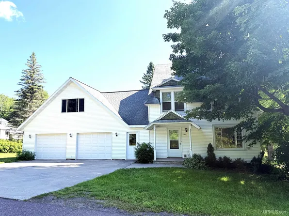 23461 Woodside Ln, Hancock, MI 49930