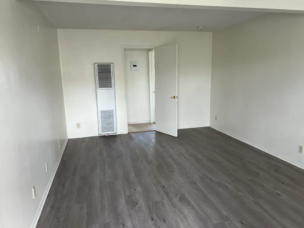 2 bed, 850 sqft, $2,300 — Photo 3