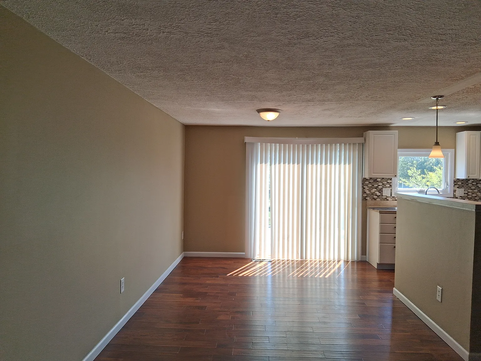 3 bed, 2.5 bath, 2214 sqft, $2,300 — Photo 4