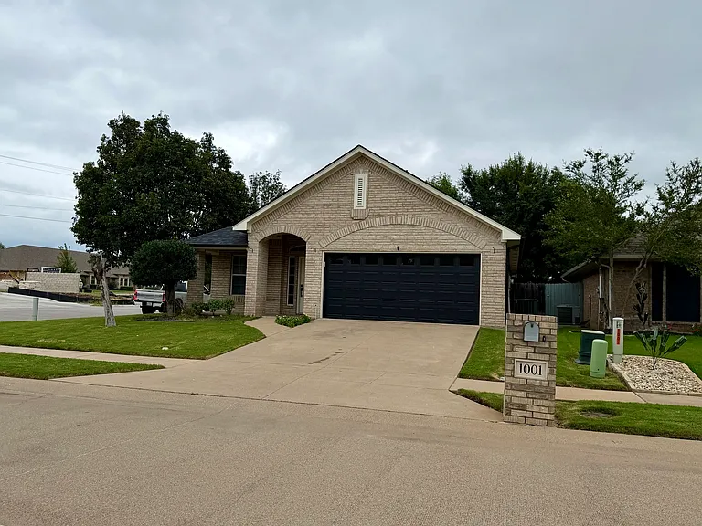 1001 Roberts Bend Ct — Photo 1