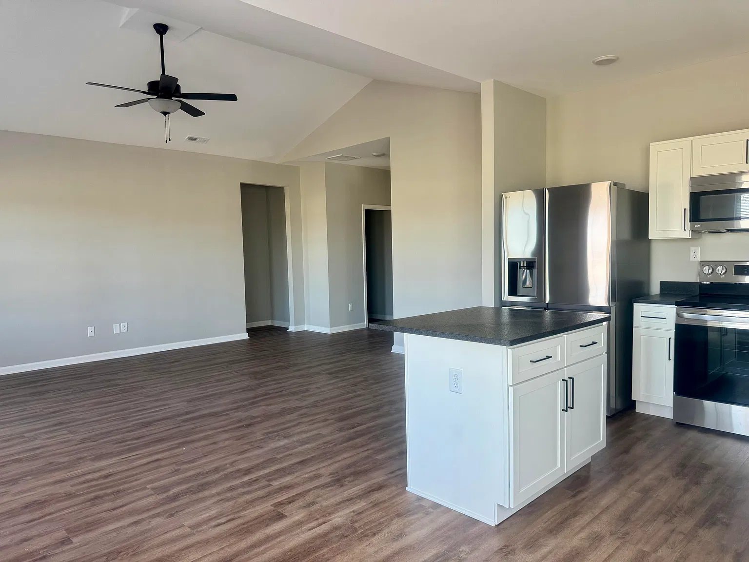 3 bed, 2.0 bath, 1384 sqft, $2,275 — Photo 2