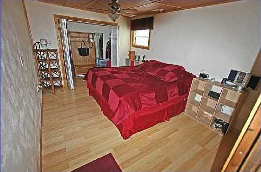 Master w/Walk-in closet