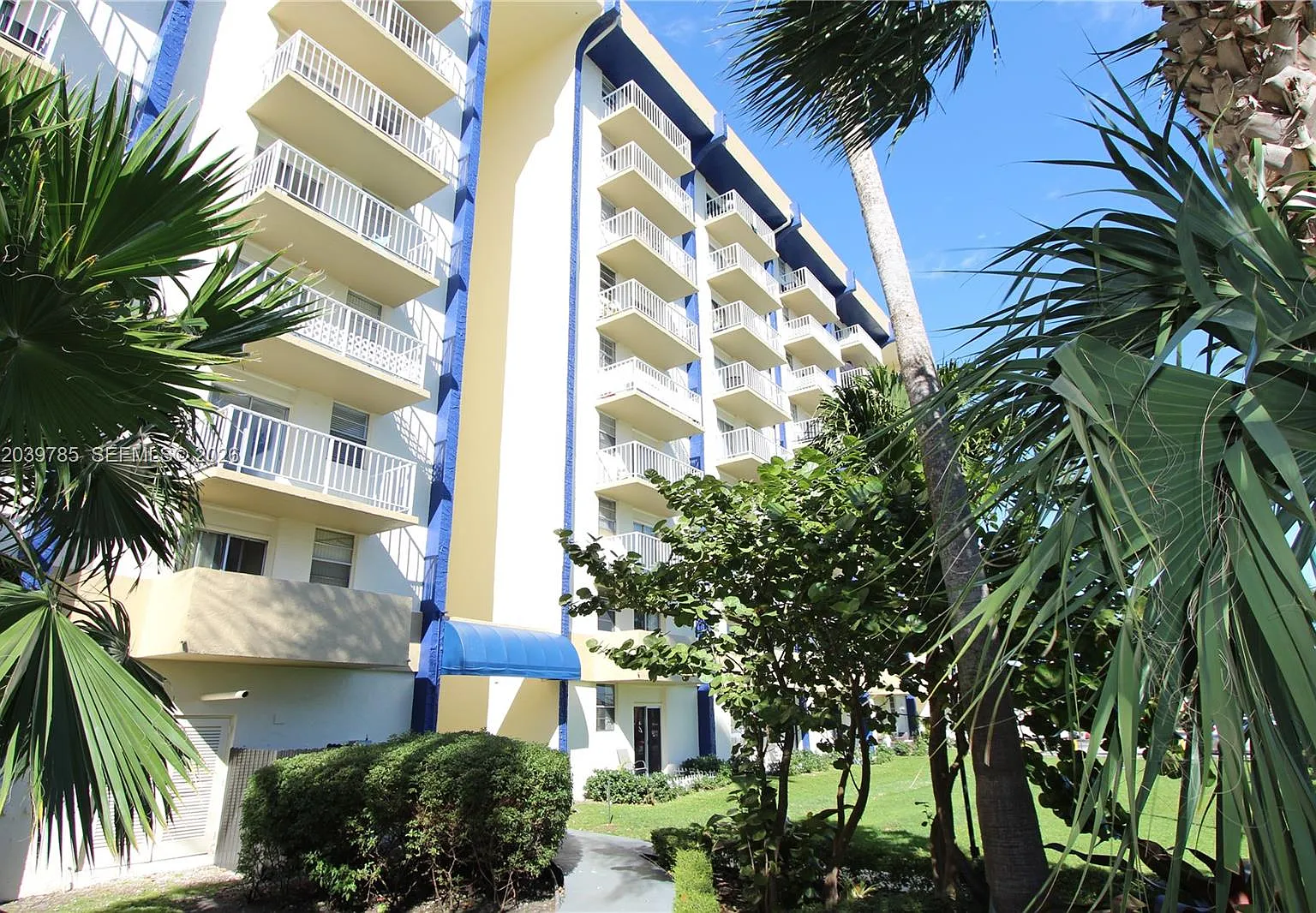 Yolanda Villas Condo — Photo 1