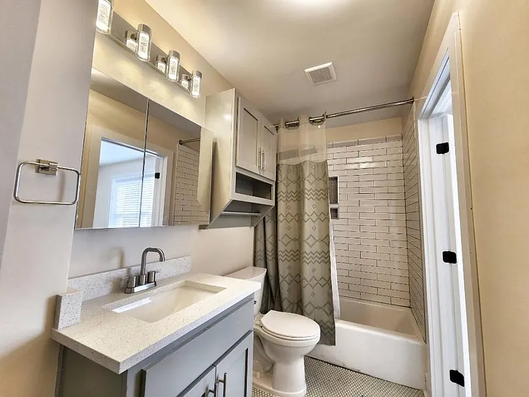 2529 E Admiral Pl #A — Photo 32