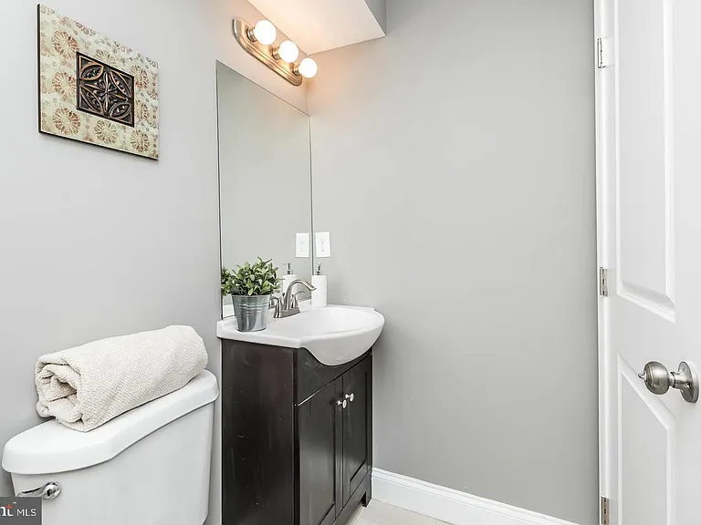 1505 Clarkson St — Photo 26
