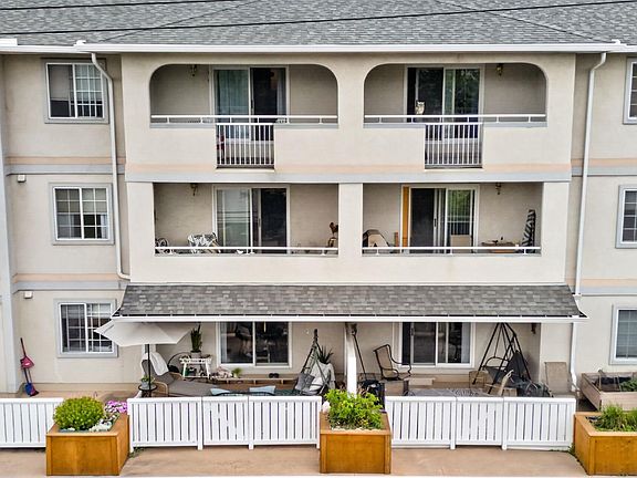 4th image of 1733 27th Ave SW #105