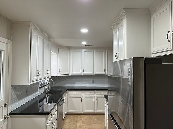 5th image of 810 Dumont Dr