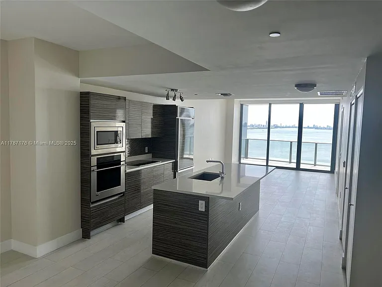 460 NE 28th St #1606 — Photo 4
