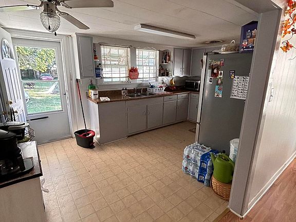 3rd image of 903 W Waddell St
