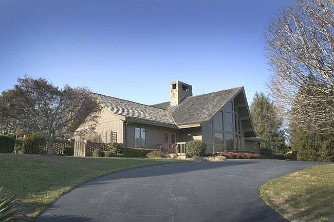 1st image of 2795 Lakeview Dr