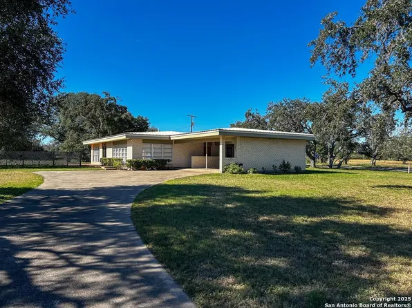 2797 Airport, Beeville 78102