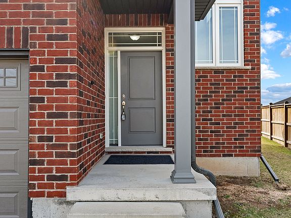 4th image of 33 Cinnamon St