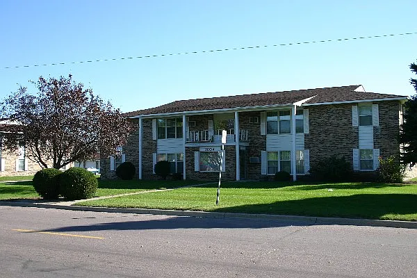 1620 Roe Crest Dr — Photo 3