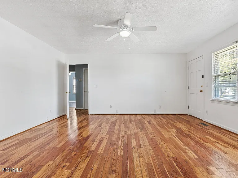 1708 N Poplar St — Photo 5
