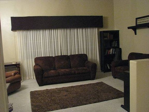 living rm w/ 10ft ceiling