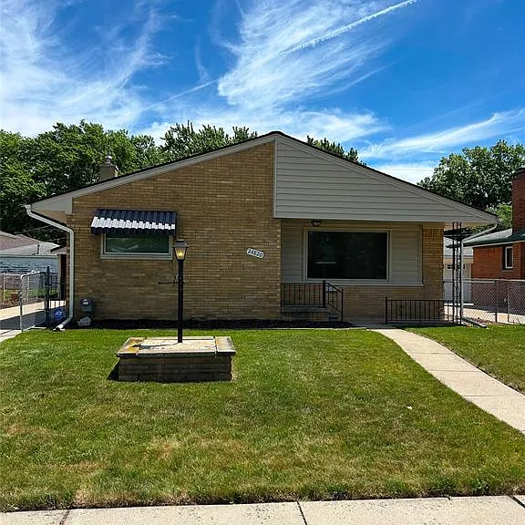 24820 Culver St — Photo 1