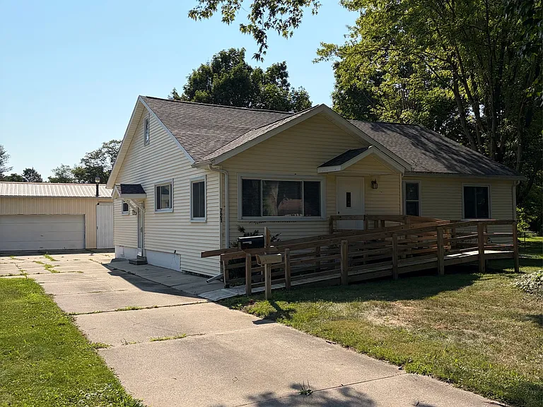 721 Lee Ave — Photo 1